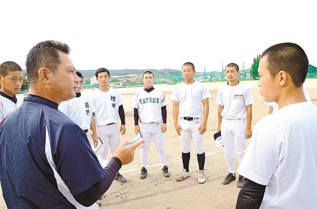 杉田憲彦監督（手前左）の話を真剣なまなざしで聞く合同チームの選手たち＝江津市都野津町、江津高校