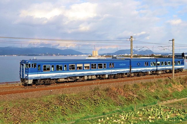 宍道沿いを走るあめつち＝松江市玉湯町内