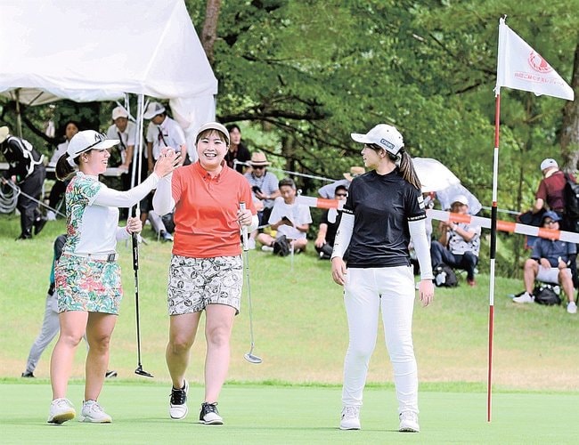 第４回大会最終日に健闘をたたえ合う選手たち＝２０２４年８月２４日、大山平原ゴルフクラブ