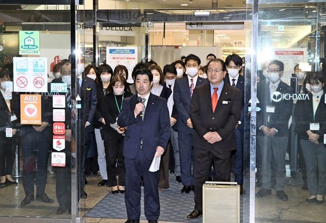 閉店セレモニーで従業員の前であいさつする錦織要社長（中央）＝松江市朝日町、一畑百貨店