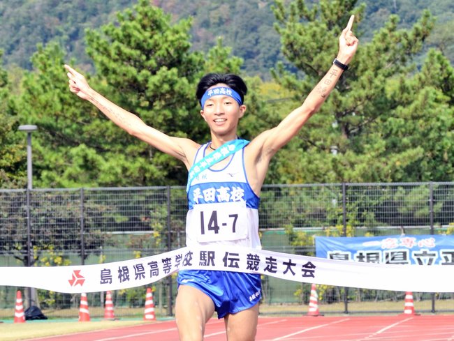 男子２連覇のゴールテープを切る平田のアンカー布野雅也＝県立浜山公園補助競技場