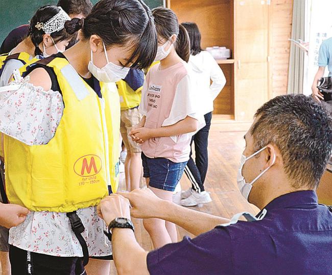 救命胴衣を着ける児童=松江市西川津町、川津小学校