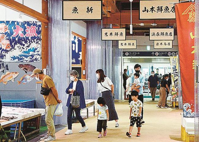 はまだお魚市場として全面リニューアルした仲買棟。９月下旬の連休は観光客や家族連れでにぎわっていた＝浜田市原井町