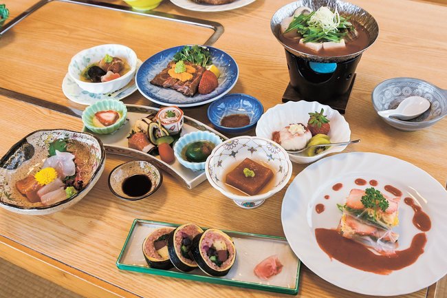 安来市特産のイチゴを使った「いちご会席」=安来市南十神町、定九郎