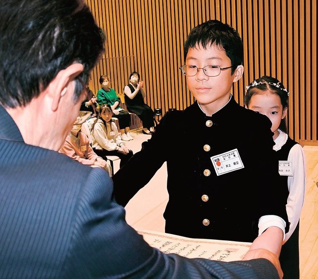 表彰状を受け取る受賞者＝松江市袖師町、島根県立美術館