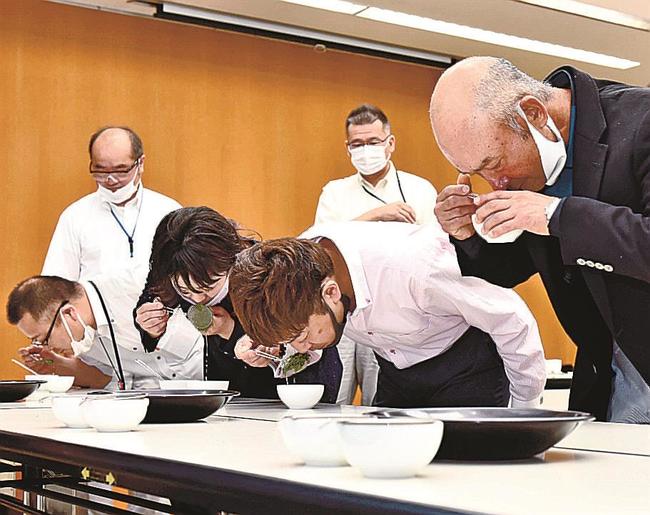 出品茶の香りを確かめる審査員＝出雲市斐川町直江、ＪＡしまね営農経済本店