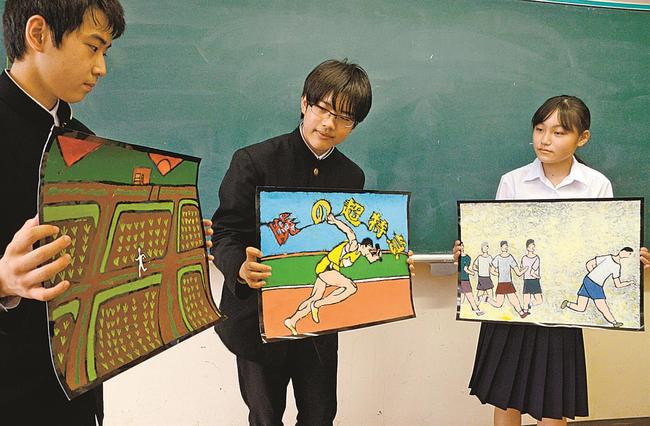 でき上がった絵を見せ合う部員＝出雲市湖陵町三部、湖陵中学校