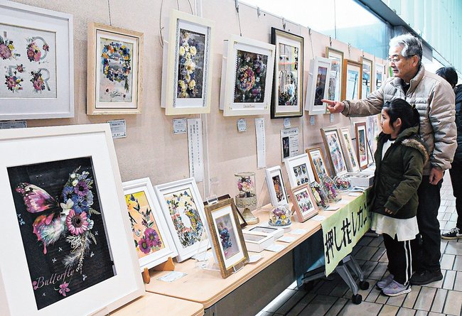 レカンフラワーと押し花の作品を鑑賞する来庁者＝出雲市今市町、市役所