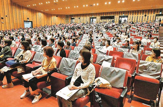 感染症対策を施した会場で、平野レミさんのトークショーを楽しむ観客ら＝松江市殿町、島根県民会館大ホール