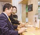 名物の焼き鳥を提供する店員＝益田市赤城町、鶏ダイニングびっくりや