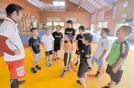 この日の練習の反省をする、清水麗さん（中央奥）ら隠岐島前Ｊｒレスリングクラブのメンバー＝島根県海士町福井、隠岐島前高校