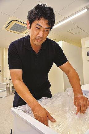 どぶろく工房内で仕込み作業にあたる三島ファームの三島淳寛社長＝浜田市原井町、山陰浜田港公設市場商業棟