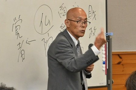 老人クラブの役割について講演する原光潤さん(左から2人目)=雲南市大東町大東、大東地域交流センター