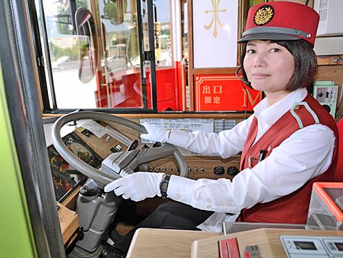 「松江の魅力を市民にも再発見してもらえるバスにしたい」とレイクラインバスの運転に取り組む森脇麻弥子さん＝松江市平成町の同市交通局