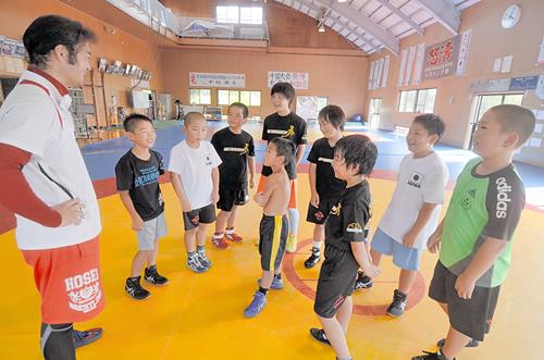 この日の練習の反省をする、清水麗さん（中央奥）ら隠岐島前Ｊｒレスリングクラブのメンバー＝島根県海士町福井、隠岐島前高校