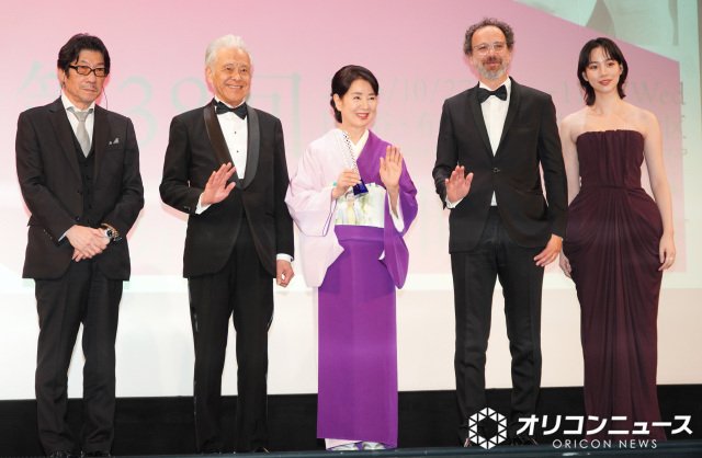 『第38会東京国際映画祭(TIFF)』オープニングイベント セレモニーに登壇した(左から)阪本順治監督、安藤裕康チェアマン、吉永小百合、カルロ・シャトリアン審査委員長、のん (C)ORICON NewS inc.