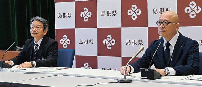 島根県内での結核集団感染の発生を発表する県健康福祉部の谷口栄作医療統括監（左）と県薬事衛生課の宮本毅課長＝松江市殿町、県庁