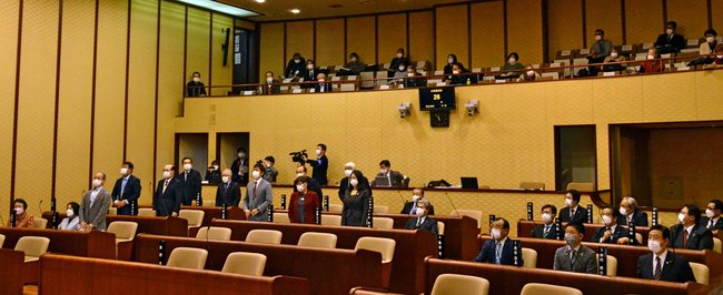 島根原発２号機の再稼働の是非などを問う住民投票条例案を賛成少数で否決する米子市議会の本会議＝米子市加茂町１丁目、議場