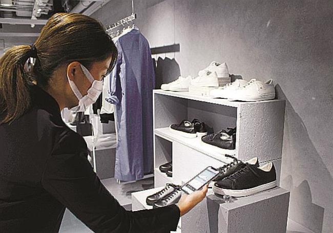 そごう・西武の「チューズベース　シブヤ」でスマホを使って買い物をするイメージ＝９月、東京・渋谷の西武渋谷店