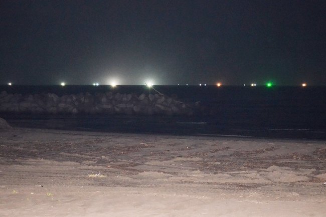 海難事故のあった現場付近＝１６日午後１０時ごろ、出雲市大社町杵築北