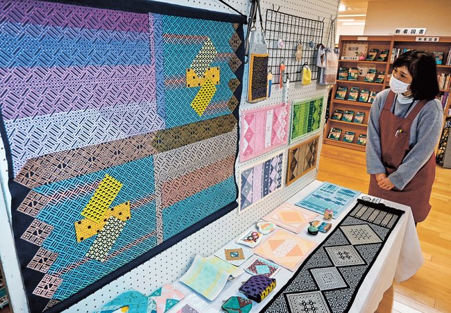 こぎん刺しの作品を見る関係者＝雲南市大東町大東、市立大東図書館