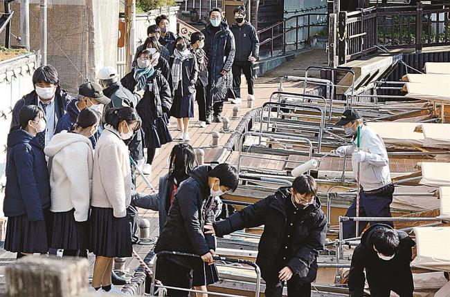続々と堀川遊覧船に乗り込む修学旅行の中学生＝３日、松江市黒田町、ふれあい広場乗船場