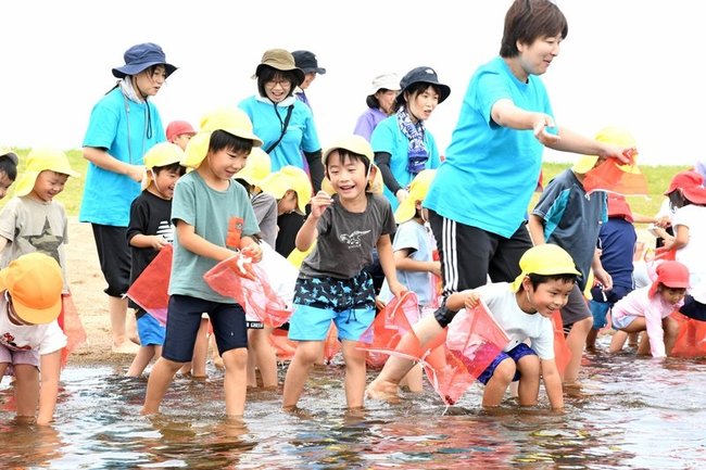 シジミ採りを楽しむ園児＝出雲市斐川町沖洲、斐川なぎさ公園