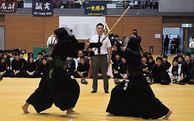 中学生の部決勝で、熱戦を繰り広げる選手たち＝米子市両三柳、鳥取県立武道館