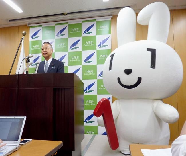 マイナンバー制度の広報キャラクター「マイナちゃん」と並んでＰＲする甘利明社会保障・税一体改革相＝２０１５年５月、東京都千代田区