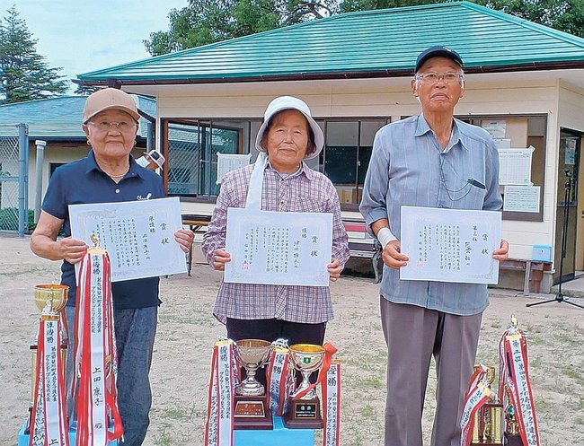 賞状を掲げる津田静子さん（中央）ら上位入賞者＝出雲市内