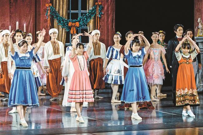 お辞儀の動作「レヴェランス」で拍手に応える生徒（前列）＝浜田市金城町七条、ふれあいジムかなぎ