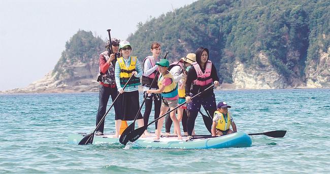 試乗会でメガサップを楽しむ参加者＝大田市仁摩町馬路、琴ケ浜