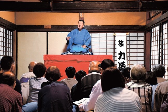 江戸時代に建てられた屋敷内で、同時代の落語を披露する桂力造さん＝島根県隠岐の島町郡、都万目の民家