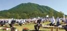 三瓶山に広がる会場で式典に臨む参加者＝大田市三瓶町、三瓶山北の原