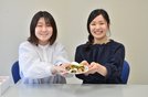 試食会に協力した檀上歩美さん（左）と亀代羽菜さん＝松江市浜乃木７丁目、島根県立大松江キャンパス