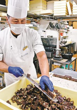 菓子作りの原料となるカカオ豆が高騰する中、洋菓子店などは対策を検討している＝松江市上乃木７丁目、松江クロード