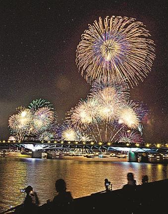 ２０１９年の松江水郷祭で打ち上げられ、宍道湖を彩る花火＝松江市末次本町