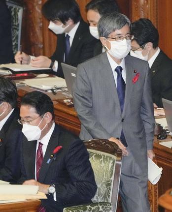参院本会議で答弁に臨む寺田稔総務相（当時）。左下は岸田文雄首相＝１０月７日
