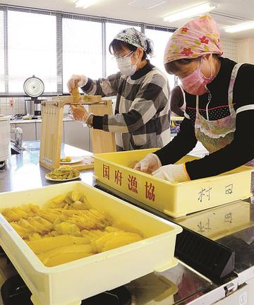 皮をむいたサツマイモをスライスする「ほしいもの会」のメンバー＝浜田市国分町、国府まちづくりセンター