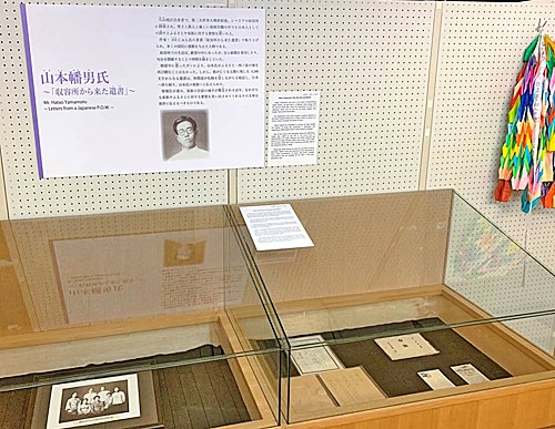 山本幡男の遺書など遺品が展示してある西ノ島ふるさと館のコーナー＝島根県西ノ島町別府