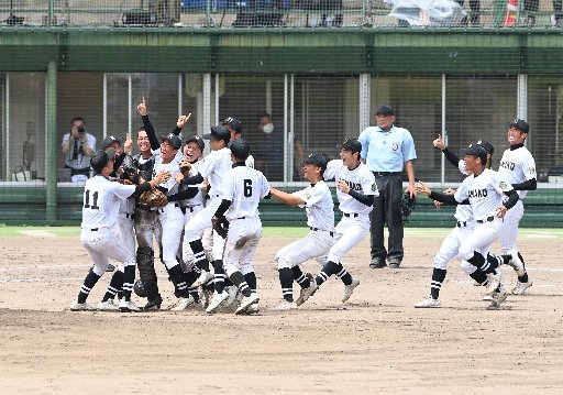 １８年ぶり１２度目の夏の甲子園出場を決め、マウンドに集まって喜び合う浜田ナイン＝松江市上乃木１０丁目、松江市営野球場