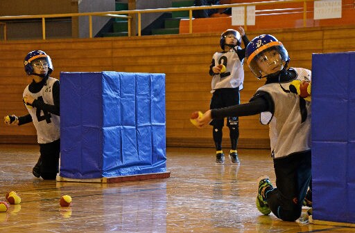 一斉に玉を投げる選手たち=浜田市旭町今市、市民体育館