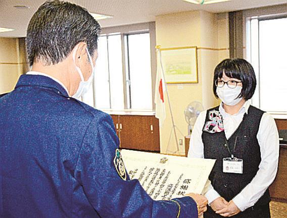 荒薦章二署長から感謝状を贈られる高浜祐美子さん＝松江市袖師町、松江署