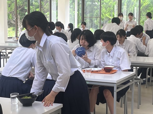 学食での食事を楽しむ松江商業生＝松江市浜乃木８丁目