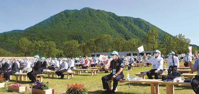 三瓶山に広がる会場で式典に臨む参加者＝大田市三瓶町、三瓶山北の原