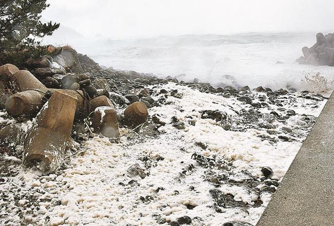 大しけの中、海岸を覆う「波の花」＝１７日午後０時４０分、島根県隠岐の島町伊後