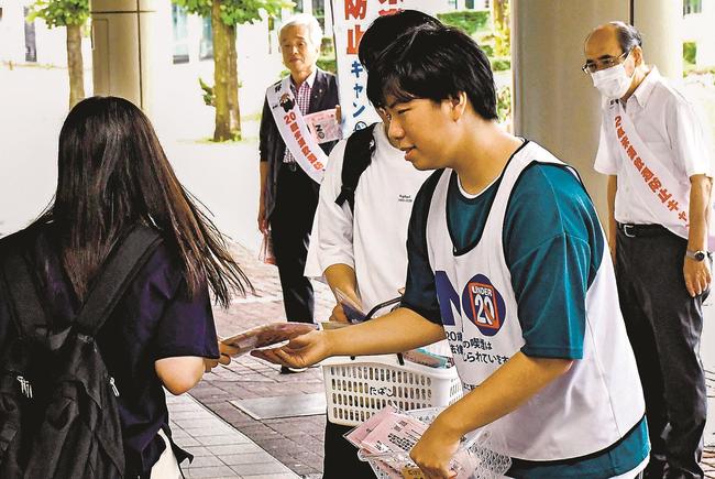 ２０歳未満の喫煙や飲酒の防止を呼びかけるボランティア＝出雲市駅北町、ＪＲ出雲市駅