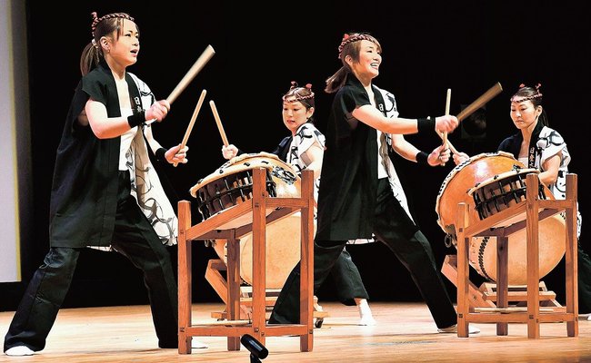 迫力の太鼓演奏を披露した「日登さくら太鼓」のメンバー=雲南市三刀屋町古城、アスパル