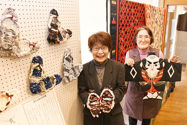 古布を活用した作品展を開いている岡美重子さん（左）と山根カオルさん＝出雲市斐川町神庭、荒神谷博物館