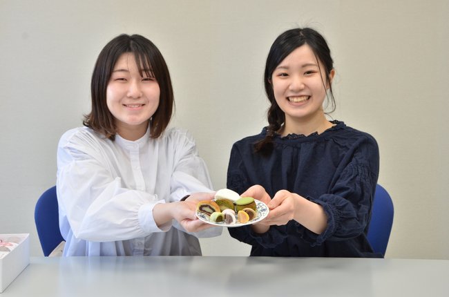 試食会に協力した檀上歩美さん（左）と亀代羽菜さん＝松江市浜乃木７丁目、島根県立大松江キャンパス